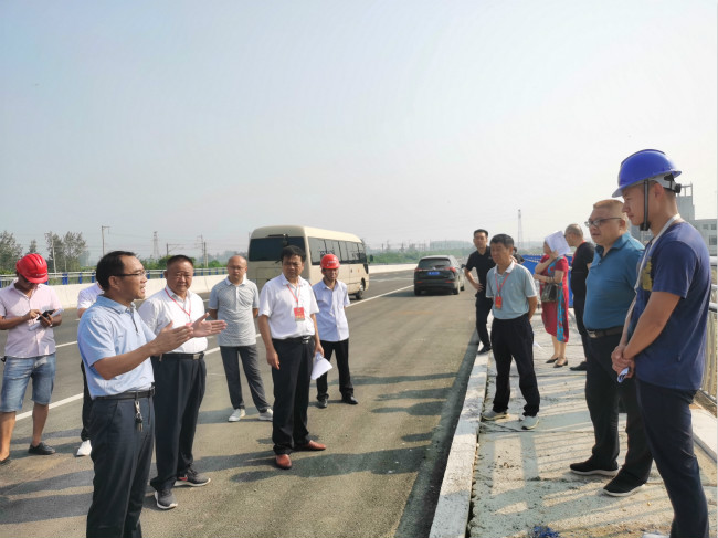 县重点局王传力局长做现场指示